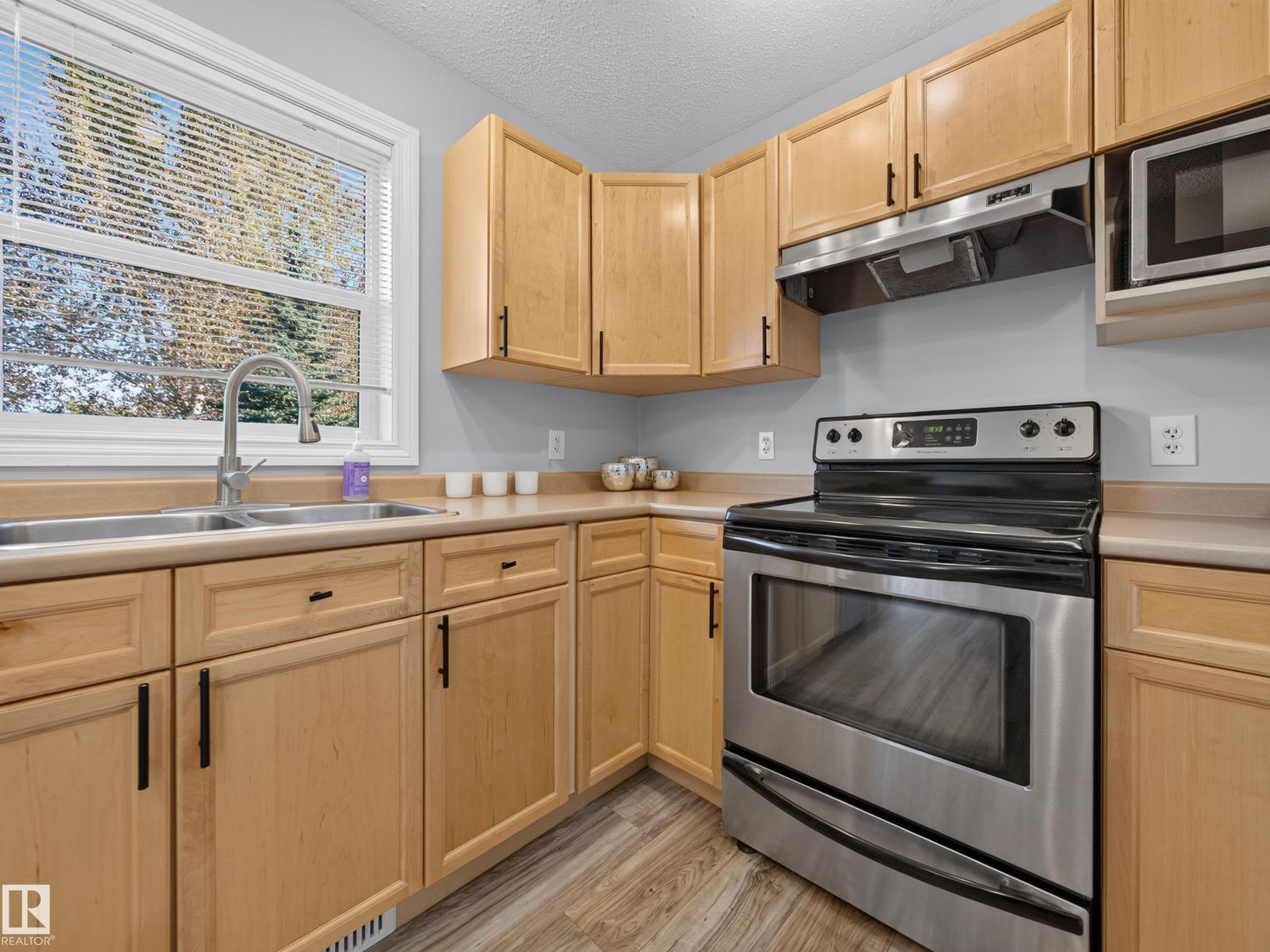 Kitchen corner with the range and cabinets