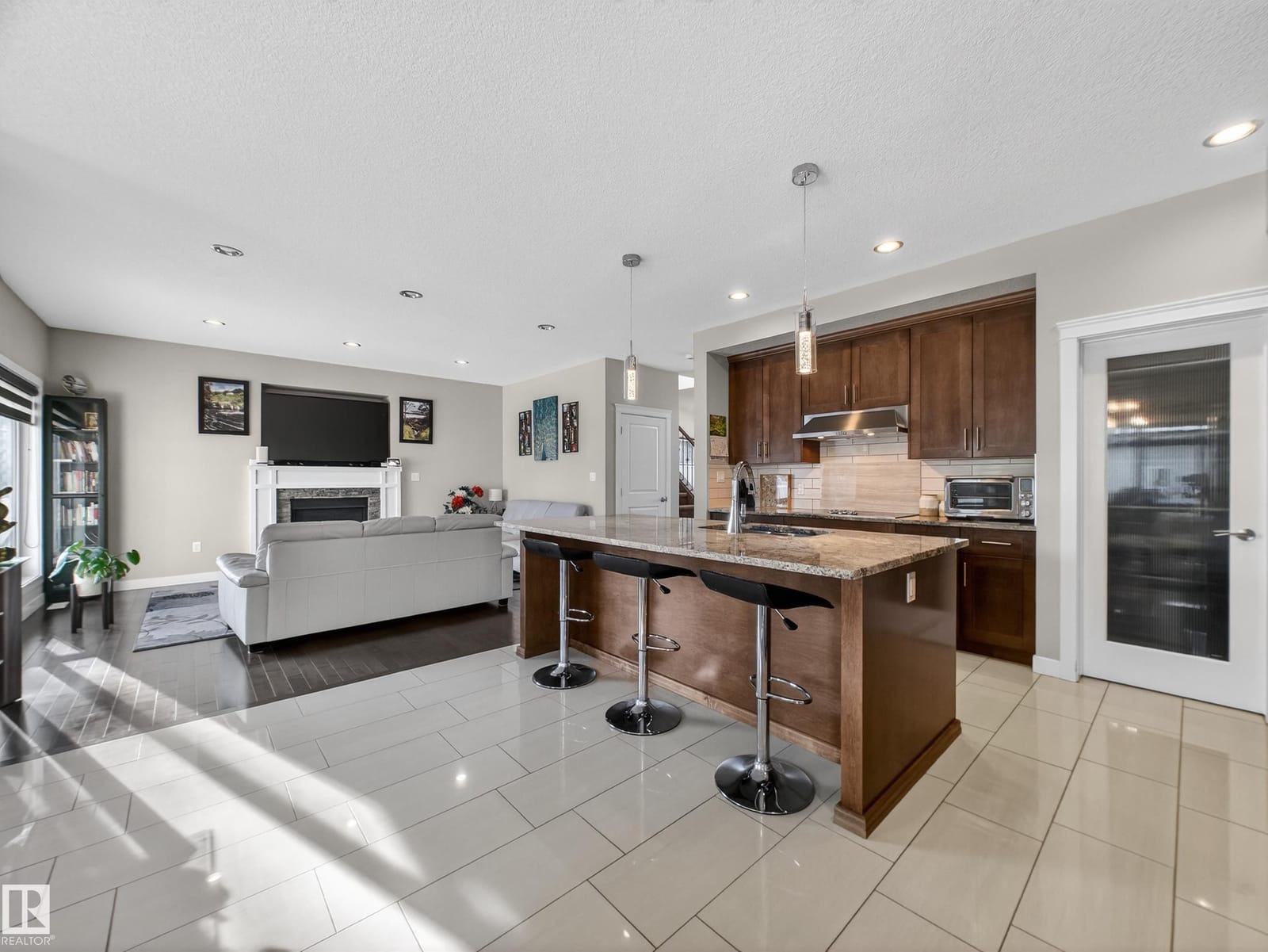 Tiled eating area off the kitchen