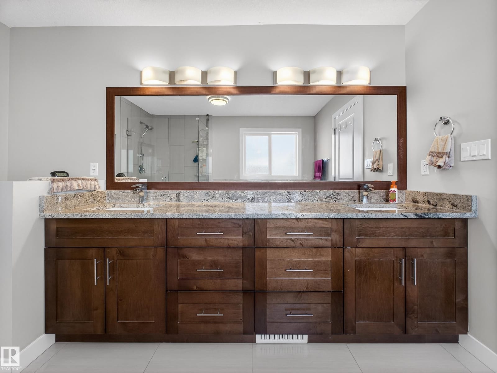 Ensuite dual-sink vanity with full-width mirror