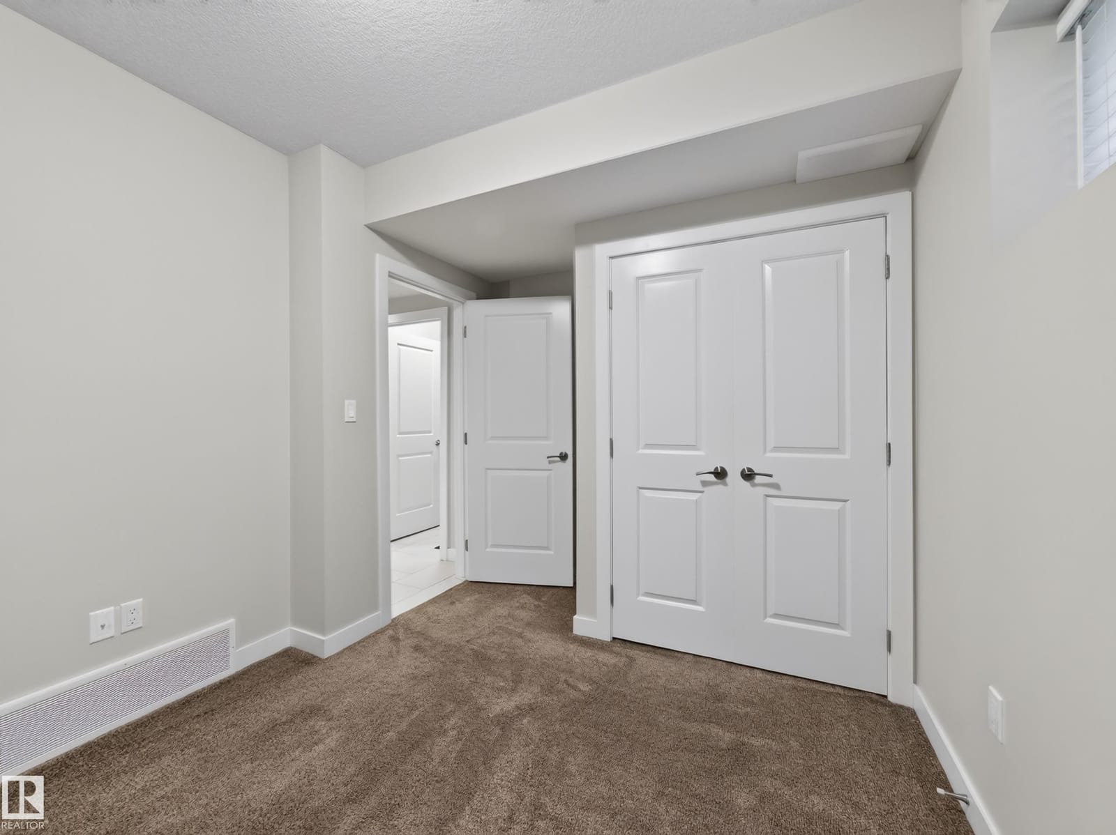 Suite bedroom with double closet